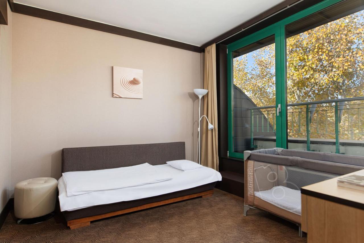 Portobello Wellness & Yacht Hotel Esztergom Esterno foto