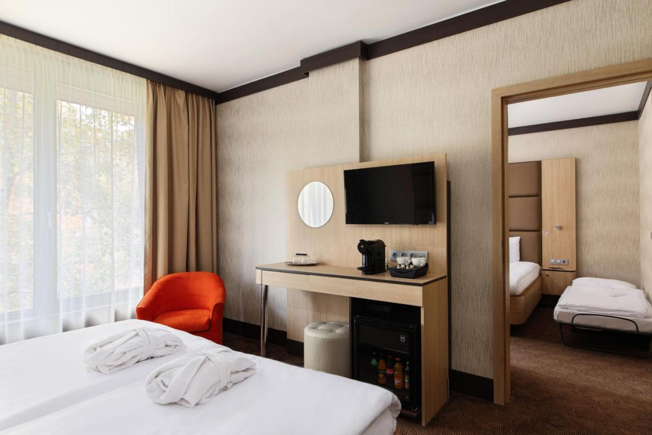 Portobello Wellness & Yacht Hotel Esztergom Esterno foto