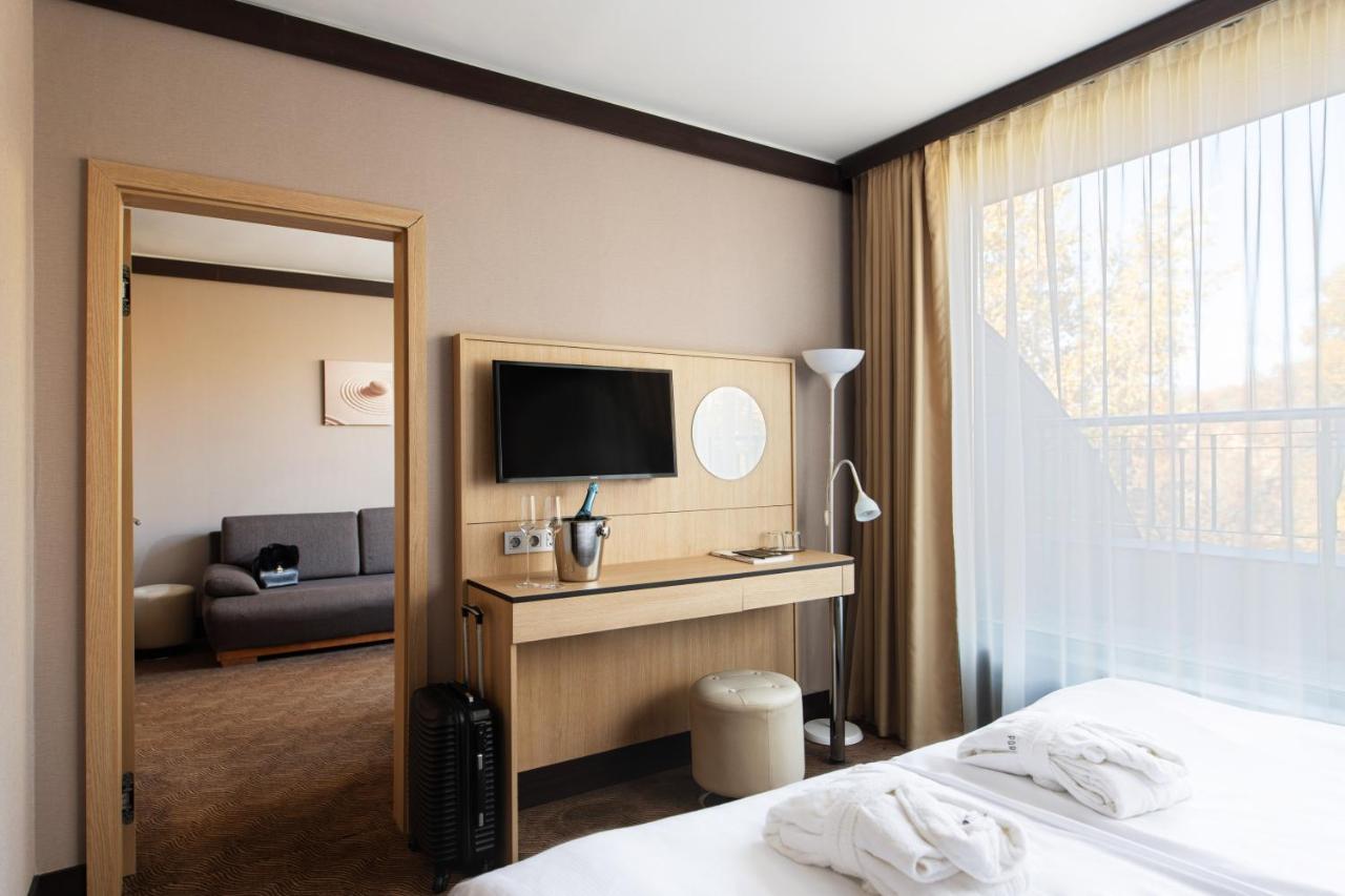 Portobello Wellness & Yacht Hotel Esztergom Esterno foto